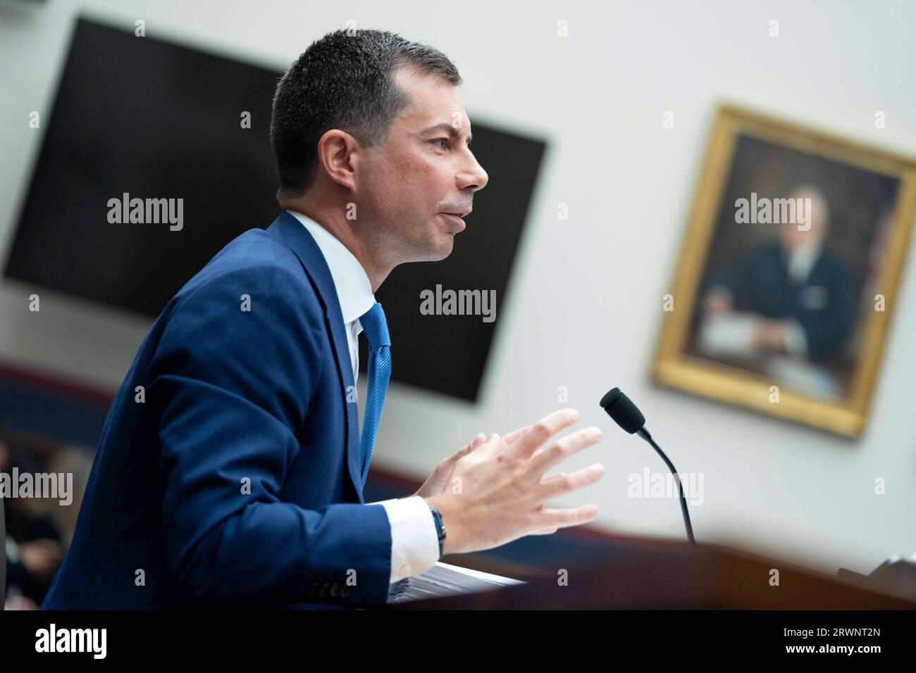 Washington, États-Unis. 20 septembre 2023. Le secrétaire aux Transports Pete Buttigieg prend la parole lors d'une audience du Comité des transports et de l'infrastructure de la Chambre sur les politiques et les programmes du ministère des Transports au Capitole des États-Unis à Washington, DC, le mercredi 20 septembre 2023. Photo Bonnie Cash/UPI crédit : UPI/Alamy Live News Banque D'Images