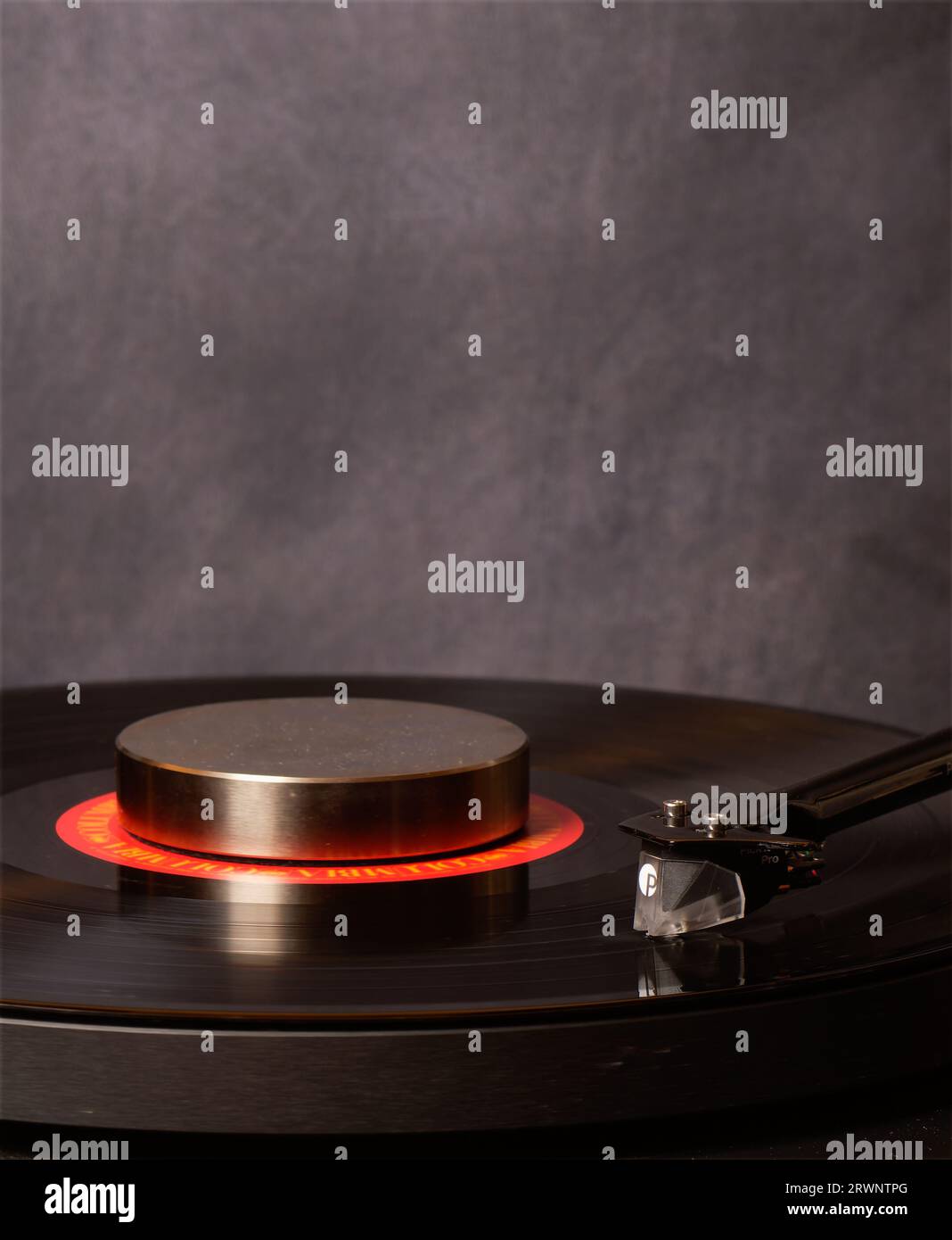 Platine vinyle Pro-ject Debut Pro et bras de tonalité avec disque LP vinyle robuste, rondelle pondérée sur le disque. Banque D'Images