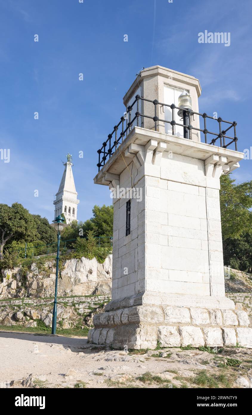 Phare de Rovinj avec le clocher de la cathédrale en arrière-plan, Croatie Banque D'Images