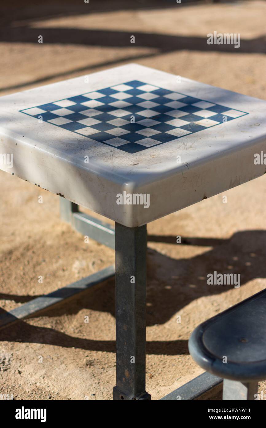 Table d'échecs en plastique avec sièges dans un parc public Banque D'Images