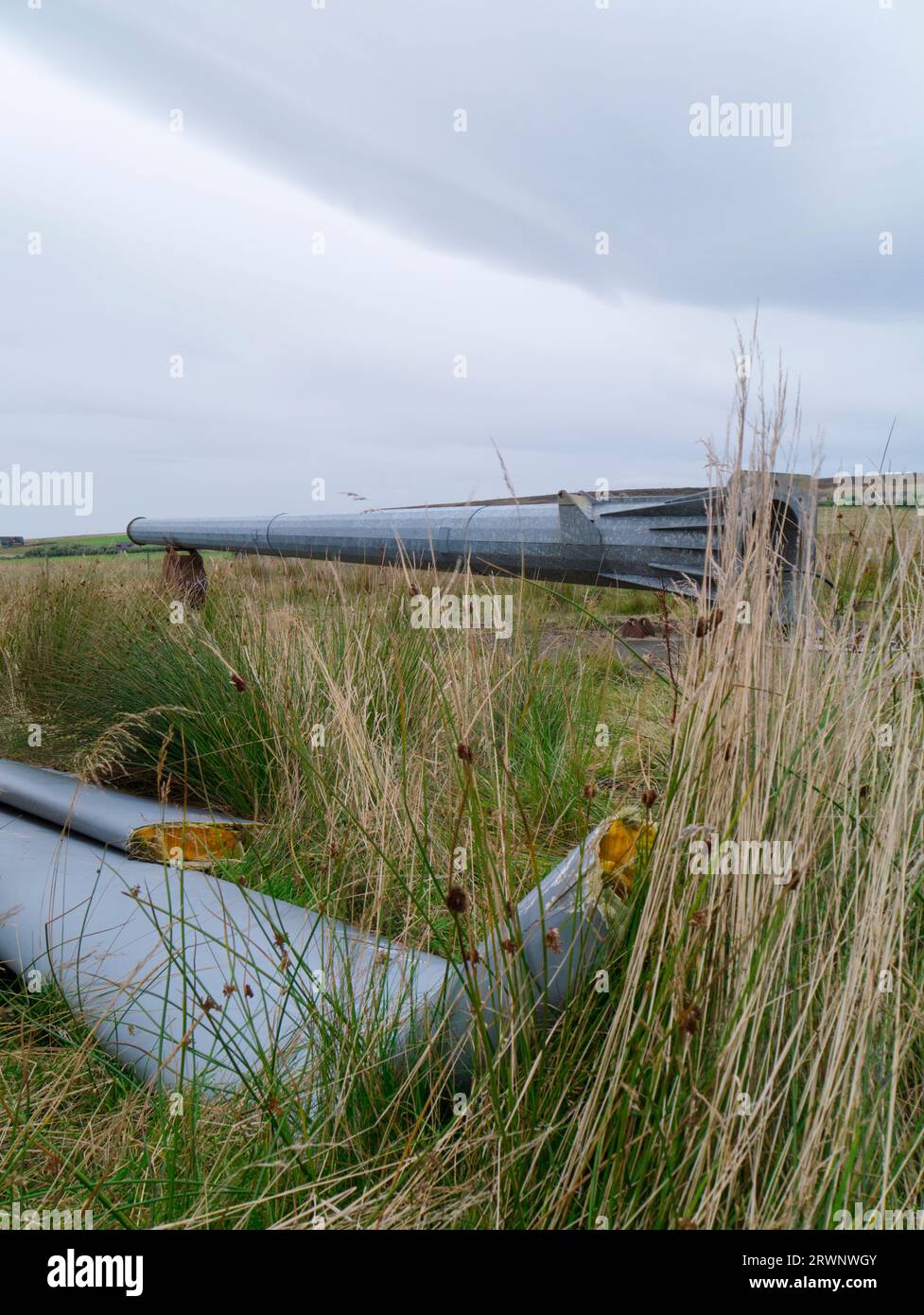 Éolienne cassée et abandonnée, Orkney Isles Banque D'Images