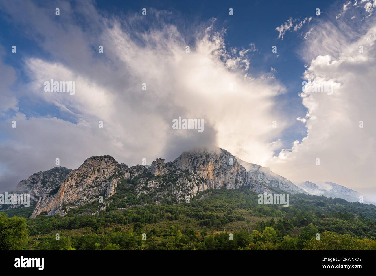 Vue panoramique de paysage de montagne dans les Pyrénées françaises sous des nuages lumineux, vallée de Boulzane, Aude, France Banque D'Images