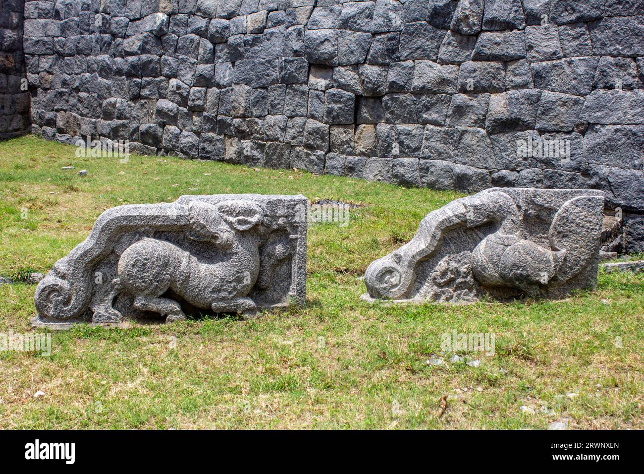 Des artefacts rocheux excavés à l'entrée du complexe du fort de Gingee dans le district de Vlupuram, Tamil Nadu, Inde Banque D'Images