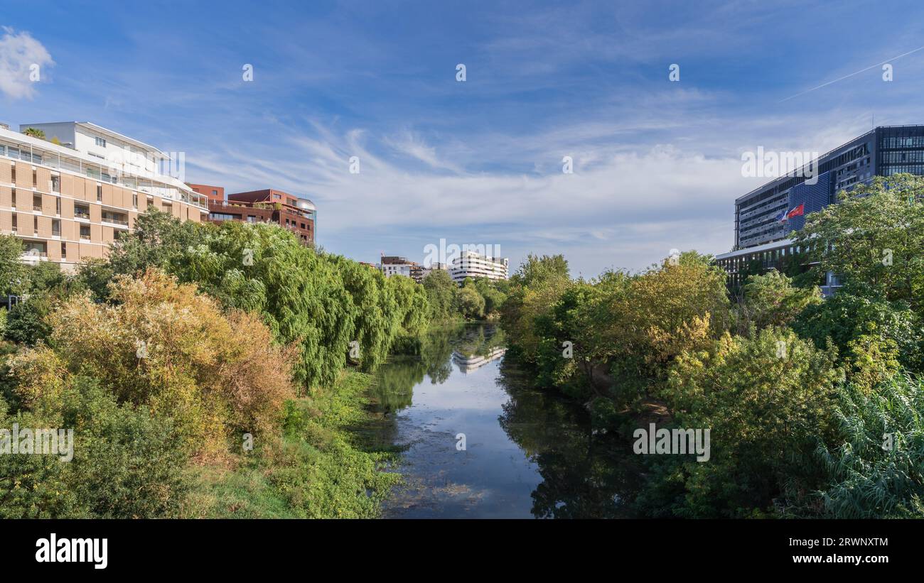 Montpellier, France - 09 18 2023 : vue paysagée sur les rives du Lez avec hôtel de ville et architecture résidentielle moderne à Port Marianne Banque D'Images