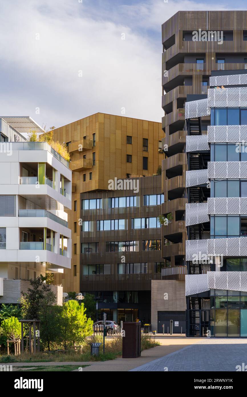 Vue verticale du paysage urbain des immeubles d'appartements d'architecture urbaine contemporaine dans le quartier Port Marianne, Montpellier, France Banque D'Images