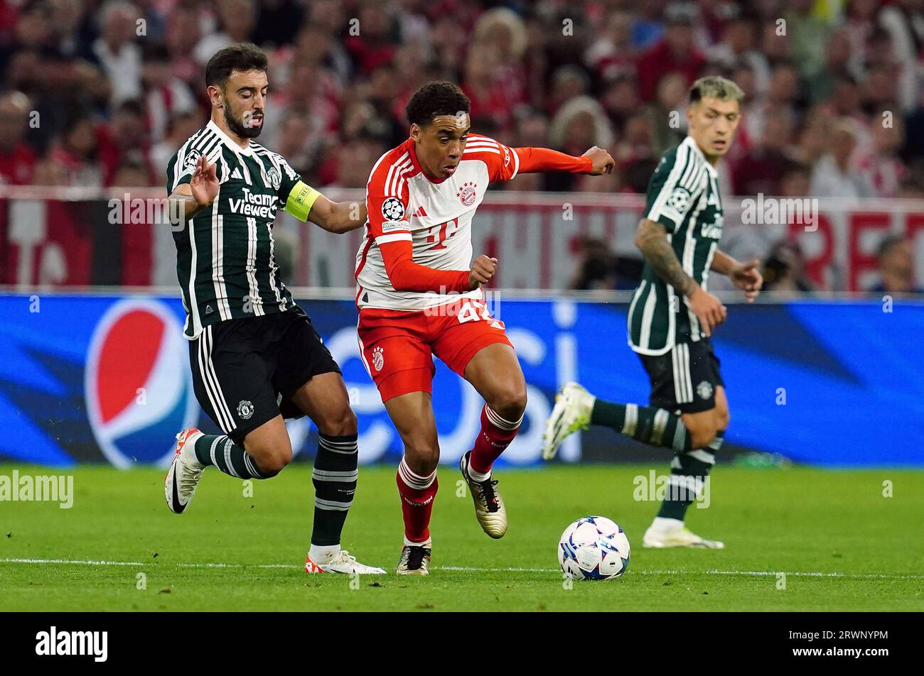 Bruno Fernandes de Manchester United et Jamal Musiala du Bayern Munich lors du match de l'UEFA Champions League Group A à l'Allianz Arena, Munich, Allemagne. Date de la photo : mercredi 20 septembre 2023. Banque D'Images