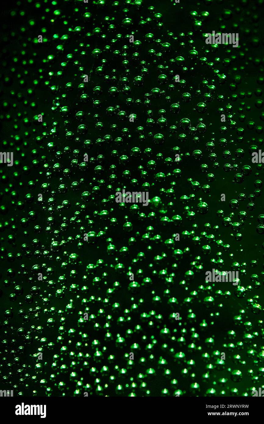 Fond, verre vert recouvert de petites bulles Banque D'Images