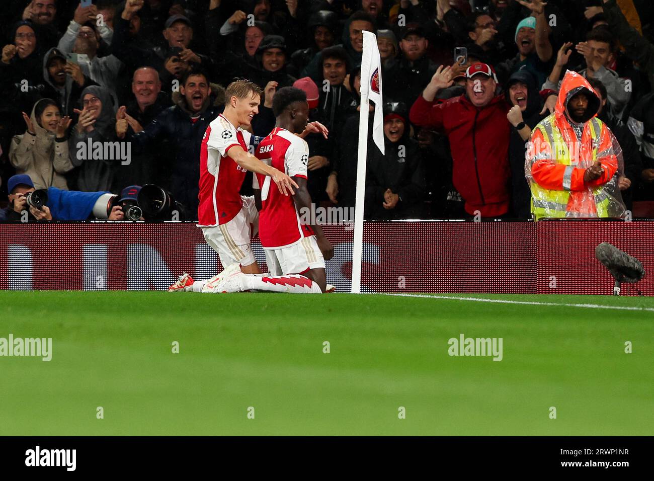 Londres, Royaume-Uni. 20 septembre 2023. LONDRES, ROYAUME-UNI - 20 SEPTEMBRE : Bukayo Saka d'Arsenal, Martin Odegaard d'Arsenal célèbre après avoir marqué le premier but de l'équipe lors du match de l'UEFA Champions League Group B entre Arsenal et PSV au Emirates Stadion le 20 septembre 2023 à Londres, Royaume-Uni. (Photo Hans van der Valk/Orange Pictures) crédit : Orange pics BV/Alamy Live News Banque D'Images