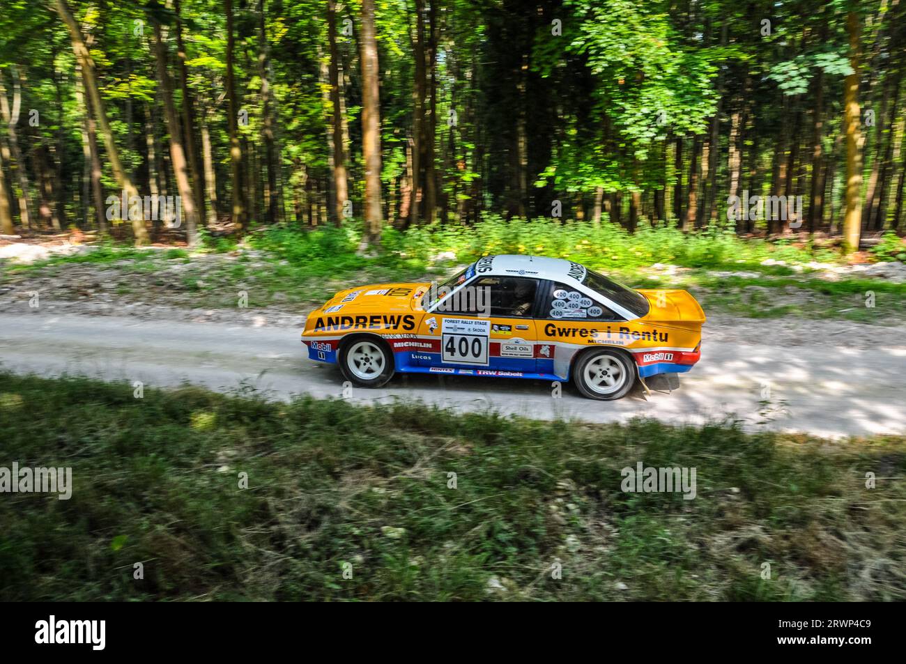 Opel Manta 400 Groupe B course de voiture de rallye à travers la scène de rallye de forêt au festival Goodwood de vitesse 2013. Flou de mouvement, vitesse. Banque D'Images