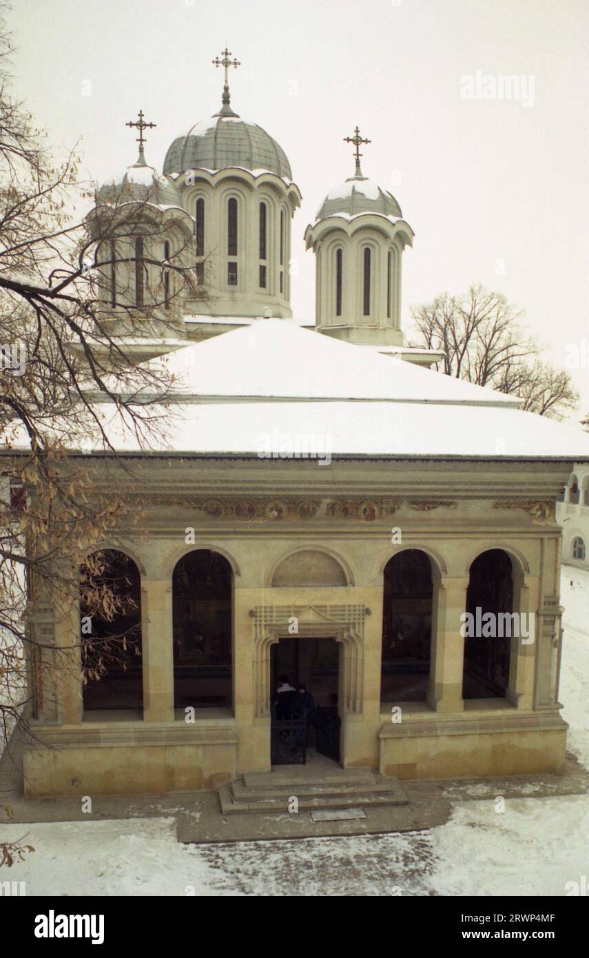 Comté d'Ilfov, Roumanie, env. 2000. Vue extérieure de l'église Saint Demetrius au monastère de Caldarusani, monument historique du 17e siècle. Banque D'Images