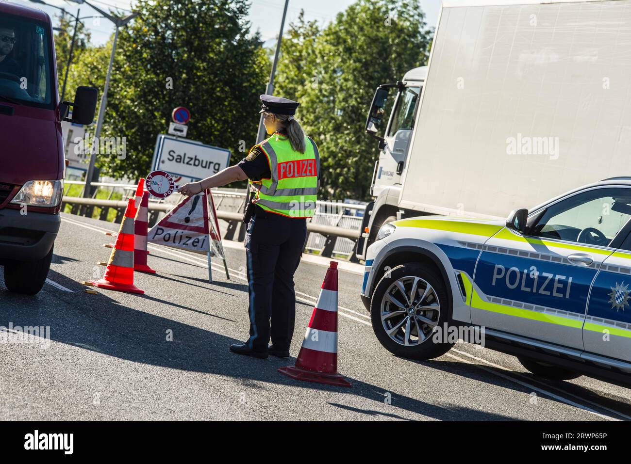 Freilassing, Bavière, Allemagne. 20 septembre 2023. Cinq ans après l'introduction de la Bayerische Grenzschutzpolizei (police bavaroise de protection des frontières), le ministre bavarois, le président MARKUS SOEDER, et le ministre bavarois de l'intérieur, JOACHIM HERRMANN, ont discuté du travail entrepris par le Grenzpolizei le long de la frontière avec l'Autriche et la République tchèque. Le Grenzschutzpolizei a été créé à l'origine pour faire face à la crise des réfugiés et des migrants le long de la soi-disant route des Balkans, mais après que la route a été plus ou moins bloquée, la police a déplacé ses fonctions vers la contrebande, la traite des êtres humains, le veh volé Banque D'Images
