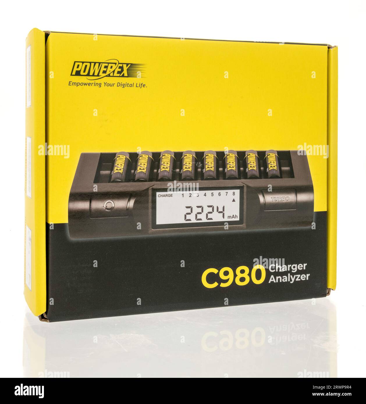 Winneconne, WI - 10 septembre 2023 : un paquet d'analyseur de chargeur de batterie Powerex C980 sur un fond isolé Banque D'Images