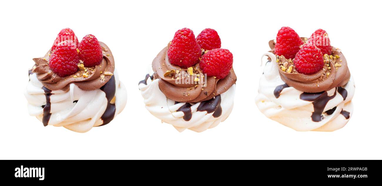 Mini gâteaux pavlova au chocolat à la crème fouettée décorée avec des framboises fraîches, isolé sur fond blanc, png. Banque D'Images
