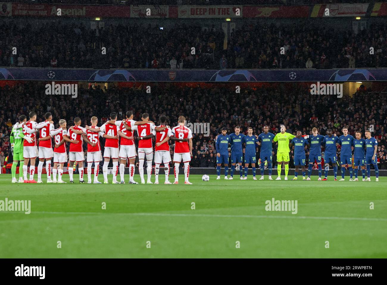 Londres, Royaume-Uni. 20 septembre 2023. LONDRES, ROYAUME-UNI - 20 SEPTEMBRE : 1 minutes de silence pour les victimes des inondations au Maroc lors du match de l'UEFA Champions League Group B entre Arsenal et le PSV au Emirates Stadion le 20 septembre 2023 à Londres, Royaume-Uni. (Photo Hans van der Valk/Orange Pictures) crédit : Orange pics BV/Alamy Live News Banque D'Images