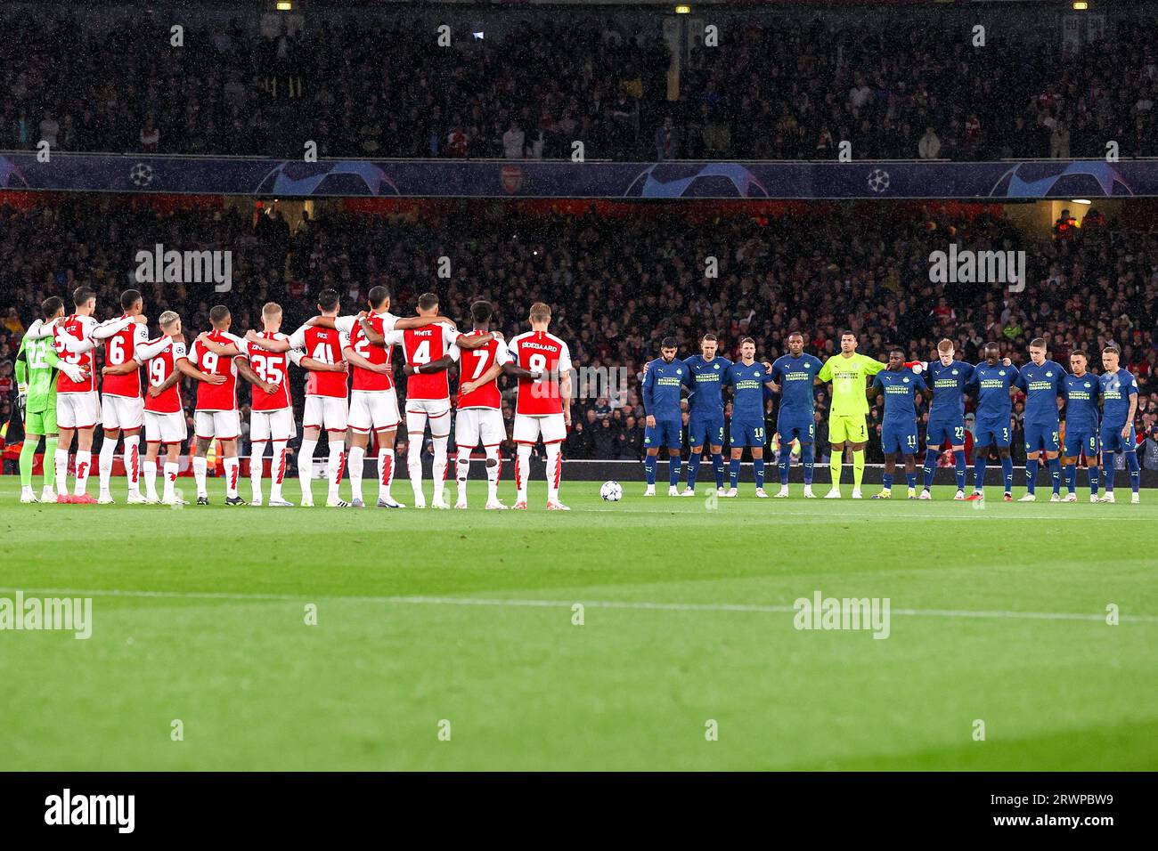 Londres, Royaume-Uni. 20 septembre 2023. LONDRES, ROYAUME-UNI - 20 SEPTEMBRE : 1 minutes de silence pour les victimes des inondations au Maroc lors du match de l'UEFA Champions League Group B entre Arsenal et le PSV au Emirates Stadion le 20 septembre 2023 à Londres, Royaume-Uni. (Photo Hans van der Valk/Orange Pictures) crédit : Orange pics BV/Alamy Live News Banque D'Images