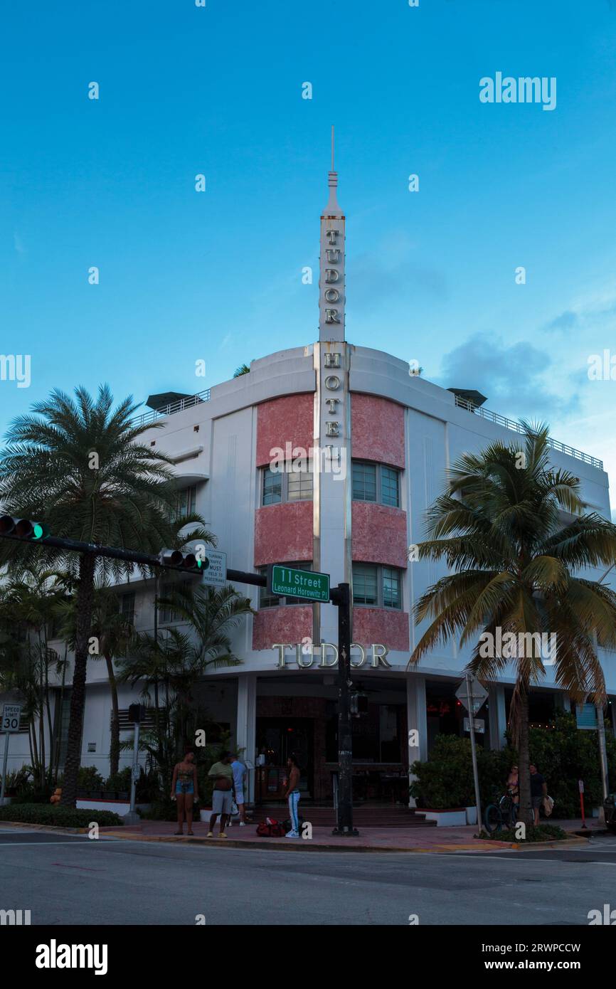 The Tudor Hotel, 1111 Collins Avenue, South Beach, ville de Miami Beach, quartier art déco, Floride, États-Unis au crépuscule Banque D'Images