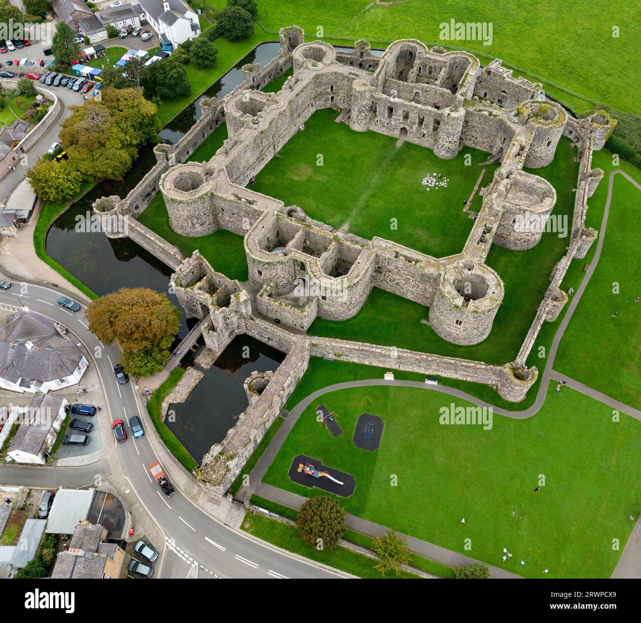 Vue aérienne des ruines du château de Beaumaris sur l'île d'Anglesey dans le nord du pays de Galles, Royaume-Uni. Banque D'Images