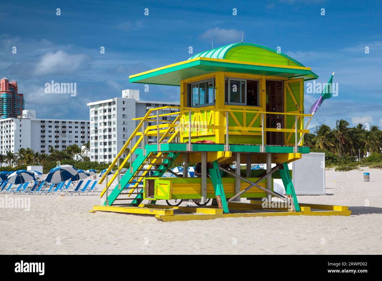 6th Street Lifeguard Tower, South Beach, ville de Miami Beach, Floride : poste de sauveteur peint en vert vif et jaune Banque D'Images