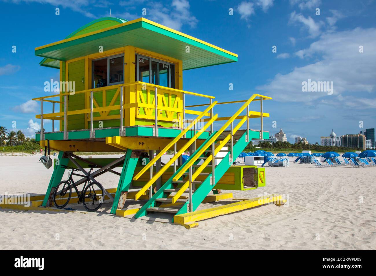 6th Street Lifeguard Tower, South Beach, ville de Miami Beach, Floride : poste de sauveteur peint en vert vif et jaune Banque D'Images