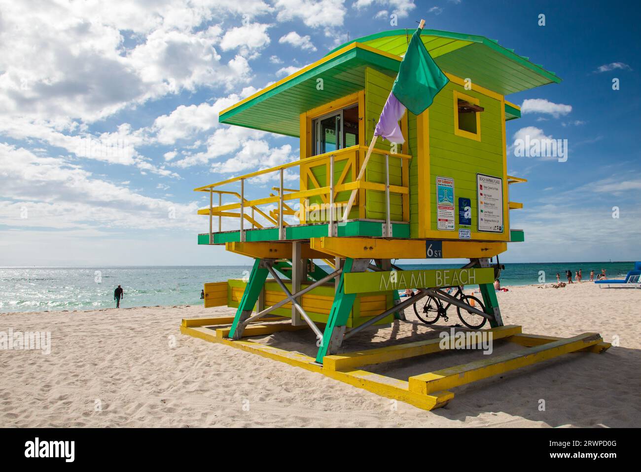 6th Street Lifeguard Tower, South Beach, ville de Miami Beach, Floride : poste de sauveteur peint en vert vif et jaune Banque D'Images