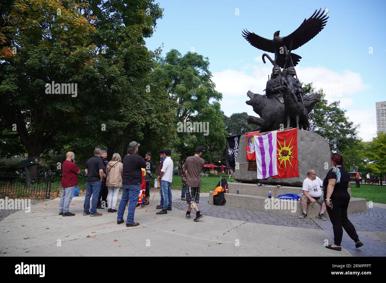 Des drapeaux sont visibles sur le Monument national des anciens combattants autochtones dans le parc de la Confédération. Banque D'Images