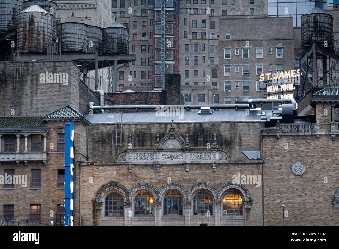 USA, New York, City, James Theatre au 246 West 44th Street et Jacobs Sign. Bâtiments patrimoniaux, châteaux d'eau Banque D'Images
