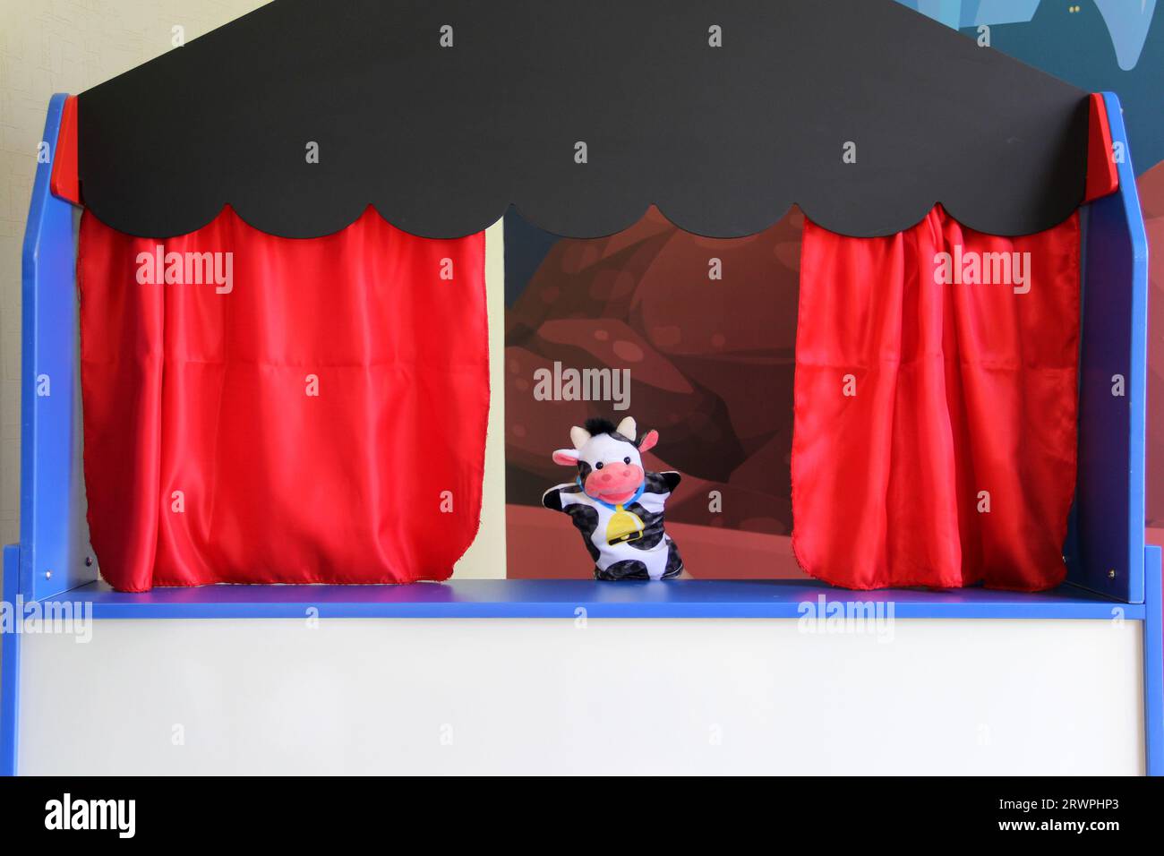 Théâtre Guignol activité culturelle et éducative pour enfants raconte une histoire dans une petite réplique d'un théâtre avec des marionnettes ou des poupées à gants en mouvement Banque D'Images