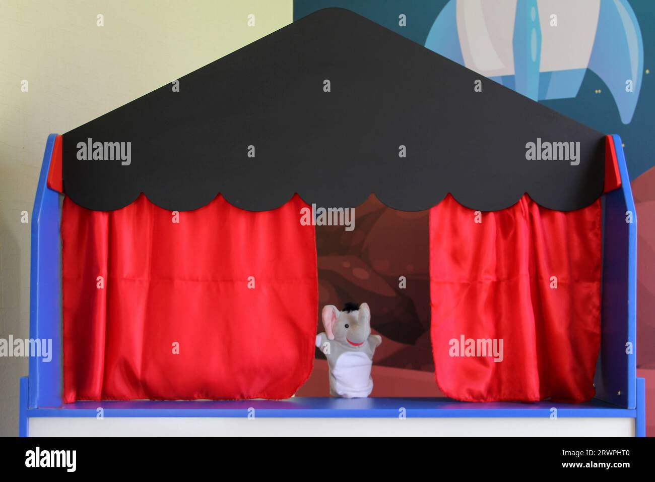 Théâtre Guignol activité culturelle et éducative pour enfants raconte une histoire dans une petite réplique d'un théâtre avec des marionnettes ou des poupées à gants en mouvement Banque D'Images