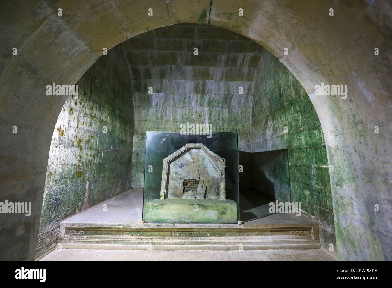 Tombe orientale de la dynastie Qing, Chine - 2 février 2022 : cercueil dans la tombe de la concubine impériale Xiang de la dynastie Qing, Chine Banque D'Images