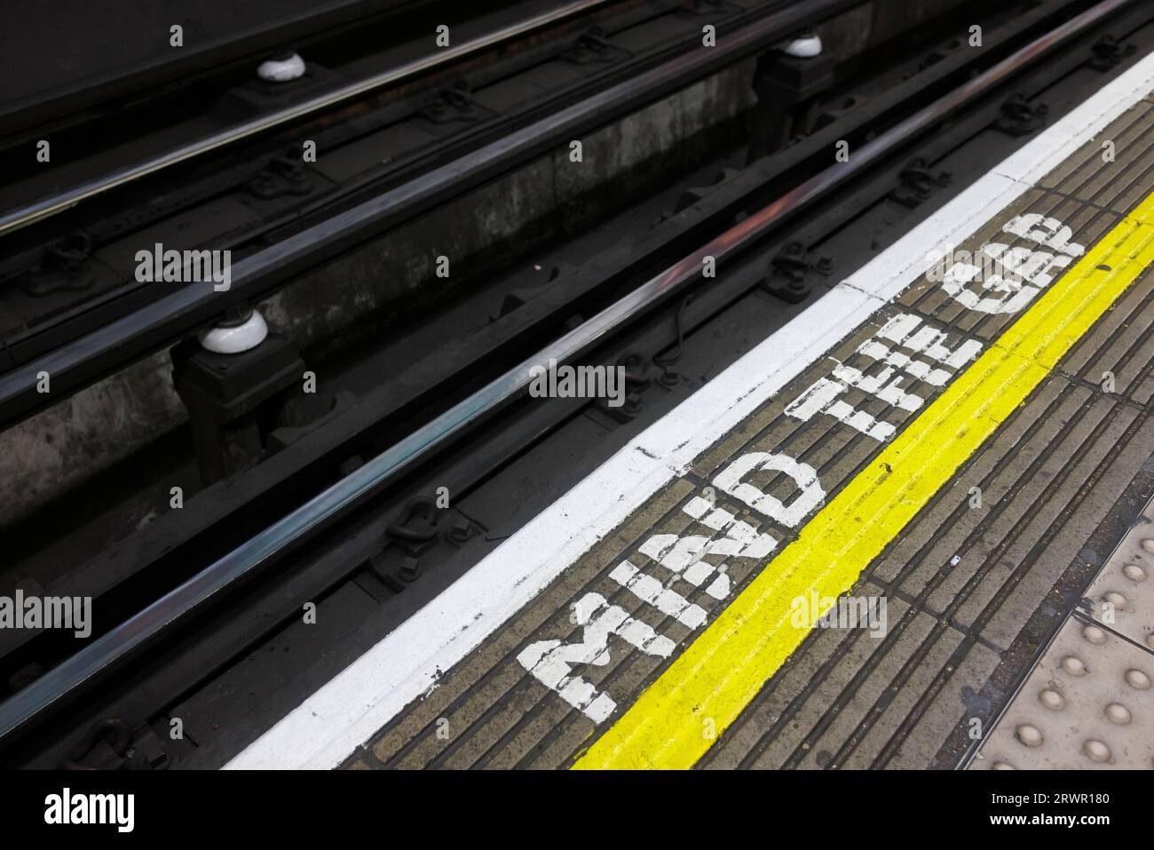 Attention à l'écriture de Gap sur le bord de la plate-forme à Bank Station sur la ligne centrale, métro de Londres. Banque D'Images