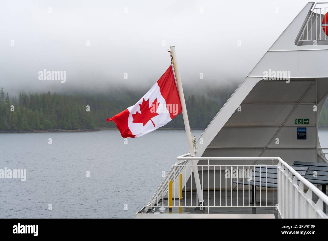 Drapeau canadien sur le traversier le long de Inside passage Cruise, Colombie-Britannique, Canada. Banque D'Images