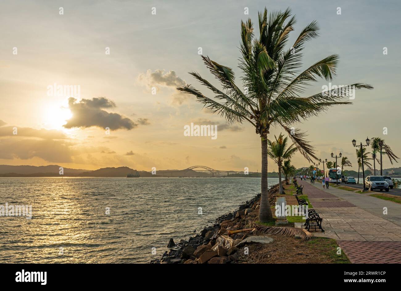 Amador Causeway et entrée du canal de Panama au coucher du soleil avec Pont des Amériques, Panama City, Panama. Banque D'Images