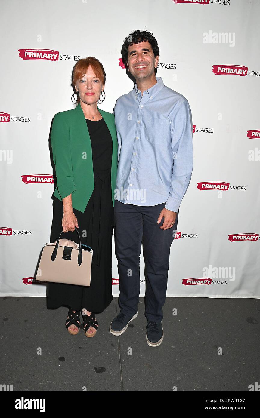 Kathy McCafferty et John Cariani assistent à la soirée d'ouverture 'DIG' à Primary stages au 59E59 Theaters le 20 septembre 2023 à New York, New York USA. Robin Platzer/ Twin Images/ crédit : SIPA USA/Alamy Live News Banque D'Images