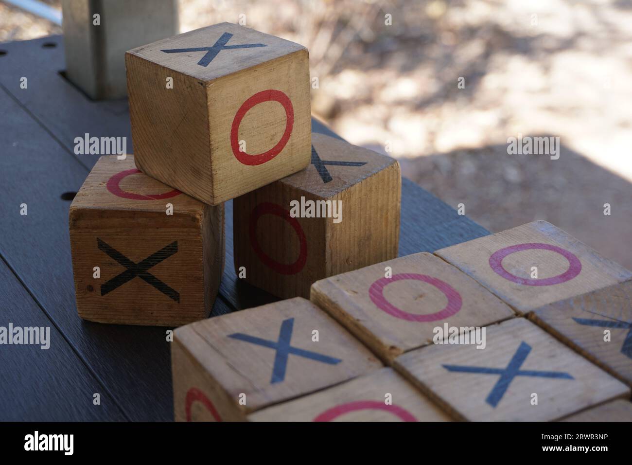 gros plan sur les petits et les croix ou sur les blocs de bois tic-tac-toe pour enfants Banque D'Images
