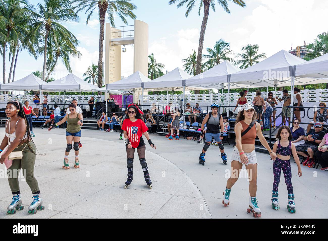 Miami Beach Floride, Ocean Terrace, quatrième activité de célébration de l'événement du 4 juillet de la fête de l'indépendance, North Shore Bandshell, patinoire de patineurs, man men ma Banque D'Images