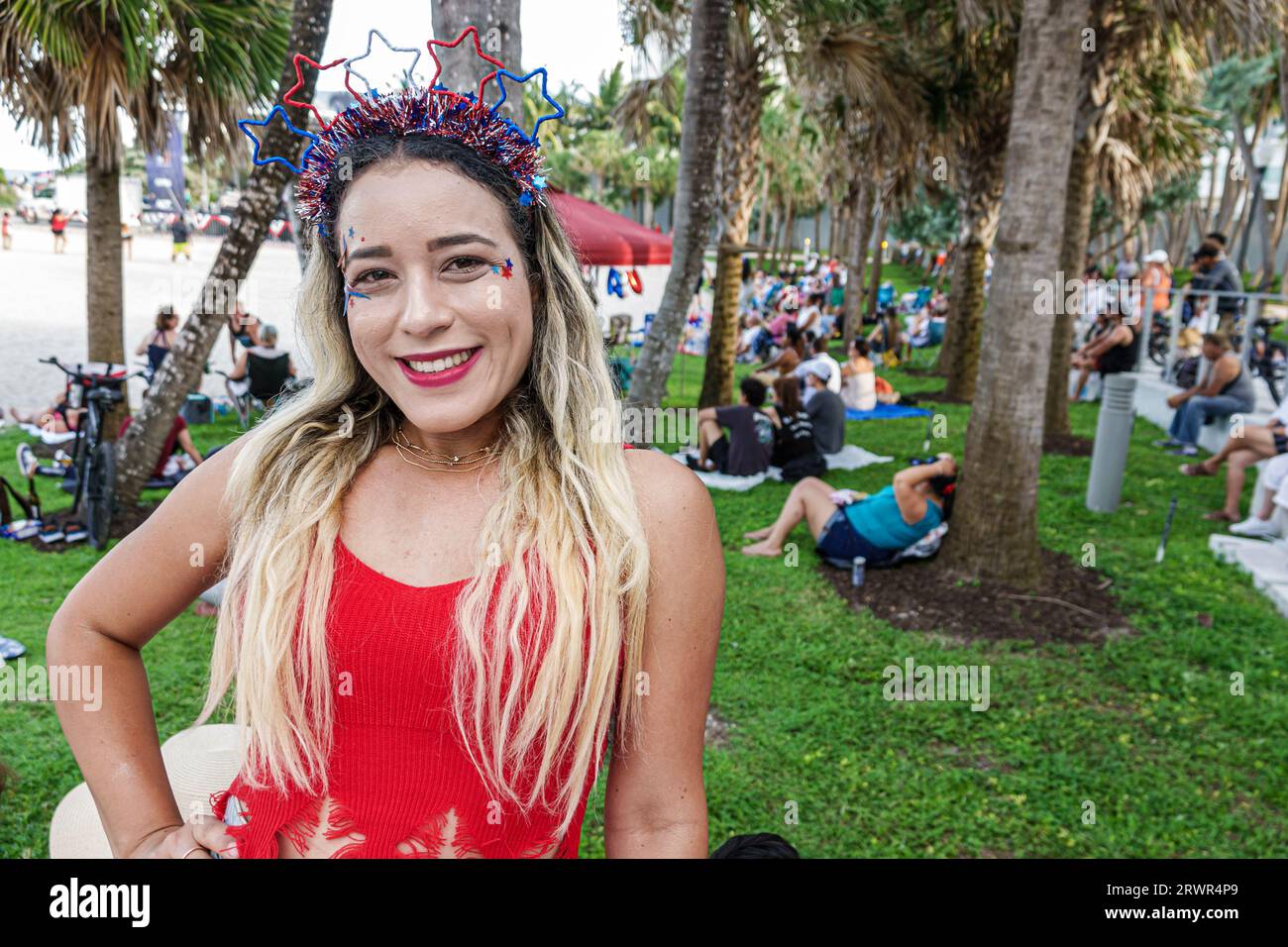 Miami Beach Floride, Ocean Terrace, quatrième activité de célébration de l'événement de fête de l'indépendance du 4 juillet, porter une bande de cheveux patriotique, femme femme femme femme femme femme femme, ad Banque D'Images