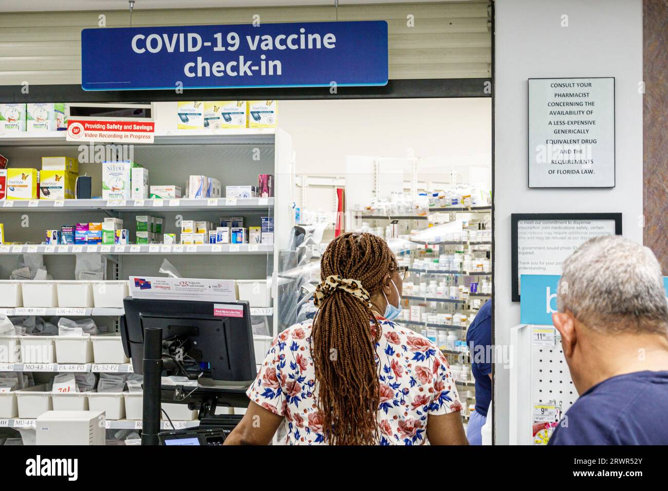 Miami Beach Floride, pharmacie Walgreens Pharmacy, intérieur intérieur, compteur Covid-19 check-in pandémie de coronavirus, homme hommes hommes hommes, femme Wom Banque D'Images