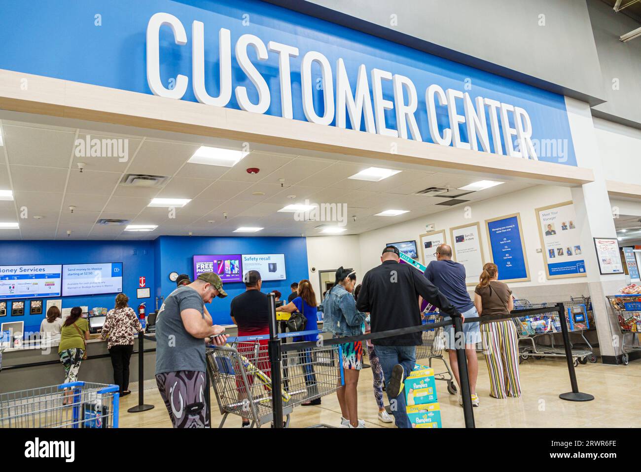 Miami Hialeah Gardens Florida, Walmart Supercenter intérieur intérieur intérieur à l'intérieur, grand magasin discount, magasins d'affaires magasins marchands marchés Banque D'Images