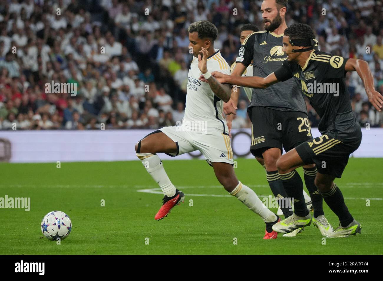 Madrid, Espagne. 20 septembre 2023. Rodrygo (L) du Real Madrid fait son entrée lors du match du groupe C de l'UEFA Champions League entre le Real Madrid et l'Union Berlin à Madrid, Espagne, le 20 septembre 2023. Crédit : Yuheng Zhang/Xinhua/Alamy Live News Banque D'Images