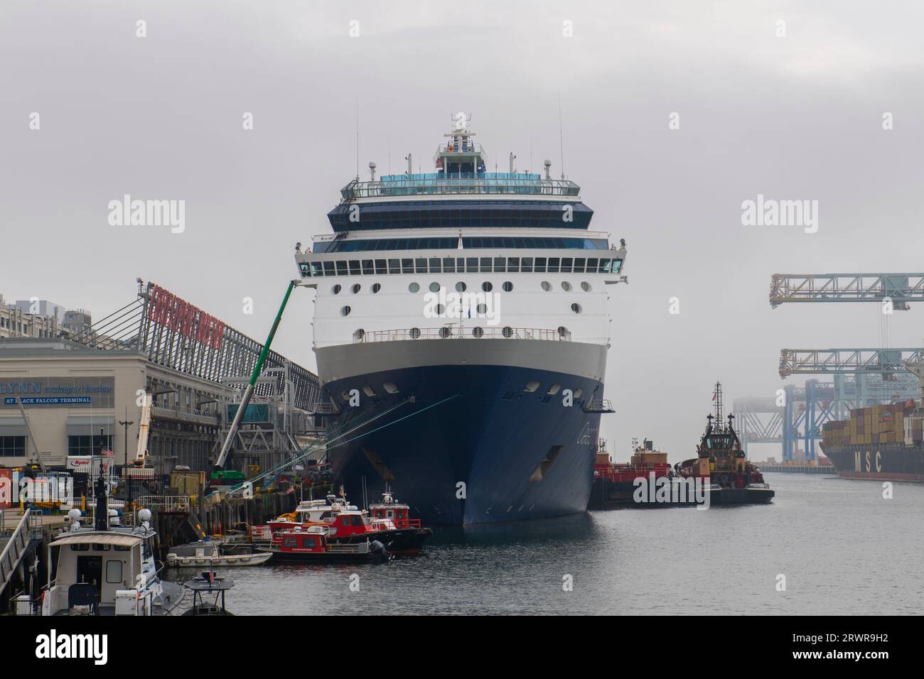 Celebrity SUMMIT by Celebrity Cruises a accosté dans une journée brumeuse au port de croisière de Boston dans le Seaport District, ville de Boston, Massachusetts ma, États-Unis. Banque D'Images