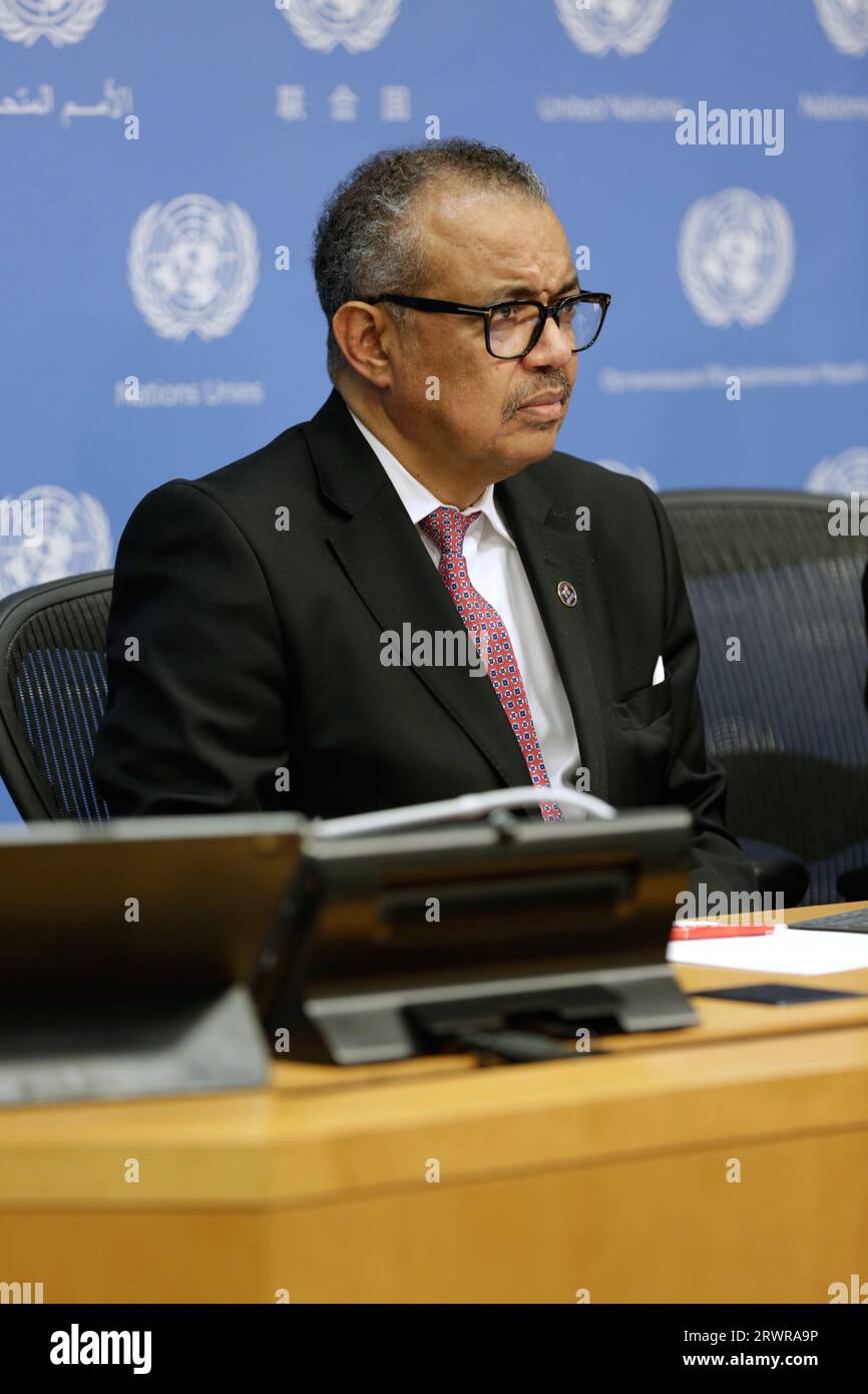 New York, New York, États-Unis. 20 septembre 2023. Le Dr Tedros Adhanom Ghebreyesus, Directeur général de l'Organisation mondiale de la Santé, écoute la conférence de presse de l'Organisation mondiale de la Santé (OMS) sur la prévention, la préparation et la réponse aux pandémies. (Image de crédit : © Mark J. Sullivan/ZUMA Press Wire) USAGE ÉDITORIAL SEULEMENT! Non destiné à UN USAGE commercial ! Banque D'Images