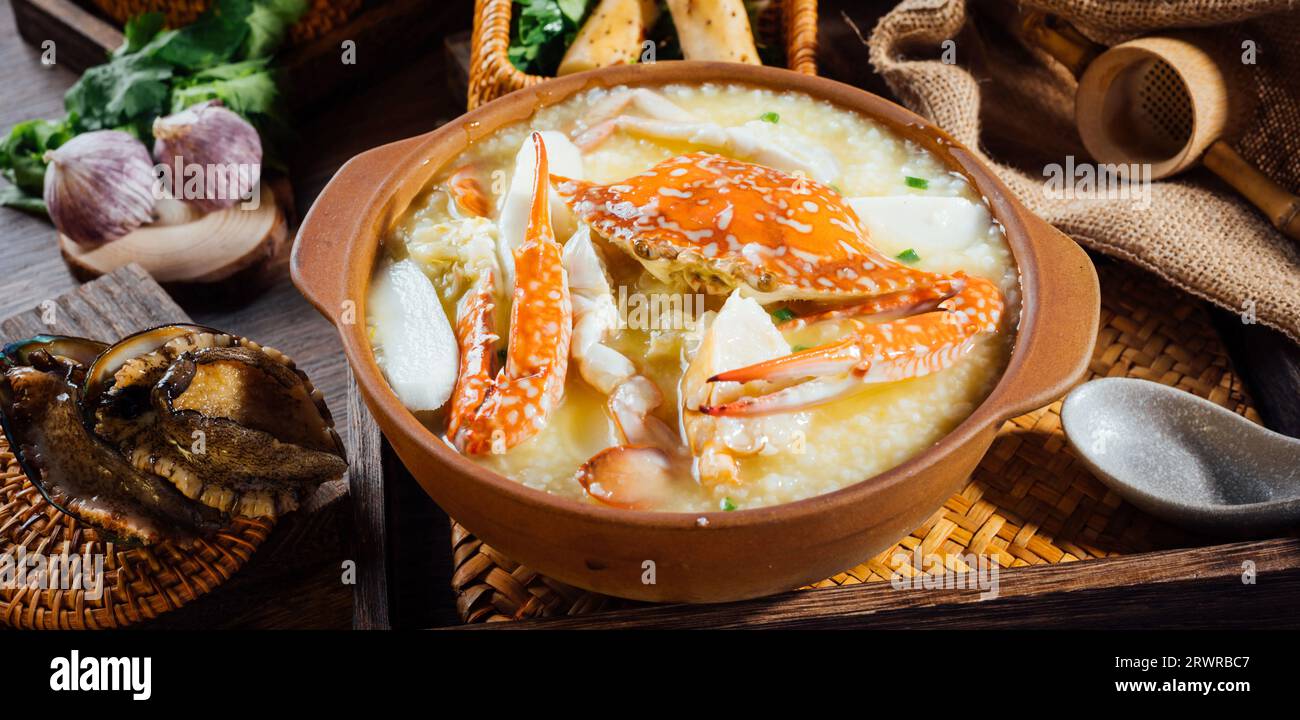 Cuisine chinoise : une cocotte Chaoshan fruits de mer porridge.seafood porridge, porridge de crabe de fleur Banque D'Images