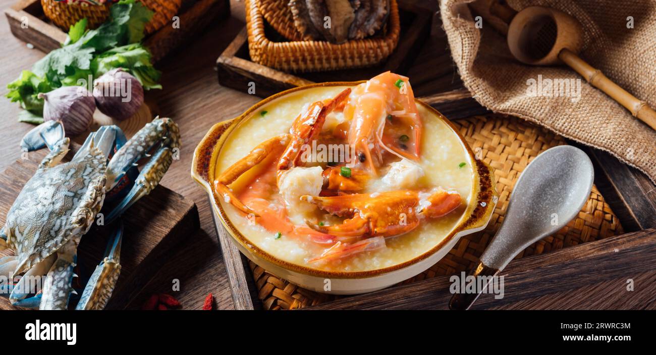 Cuisine chinoise : une cocotte Chaoshan fruits de mer porridge.seafood porridge, porridge de crabe de fleur Banque D'Images