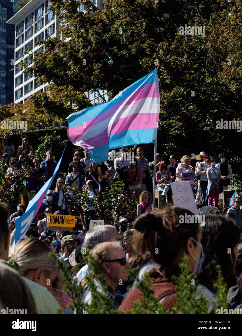 Vancouver, Colombie-Britannique, Canada. 20 septembre 2023. Un drapeau Trans est brandi alors que des centaines de personnes se présentent à la Vancouver Art Gallery pour contrer une manifestation anti-SOGI au centre-ville de Vancouver, en Colombie-Britannique (image de crédit : © Ryan Walter Wagner/ZUMA Press Wire) POUR USAGE ÉDITORIAL SEULEMENT! Non destiné à UN USAGE commercial ! Banque D'Images