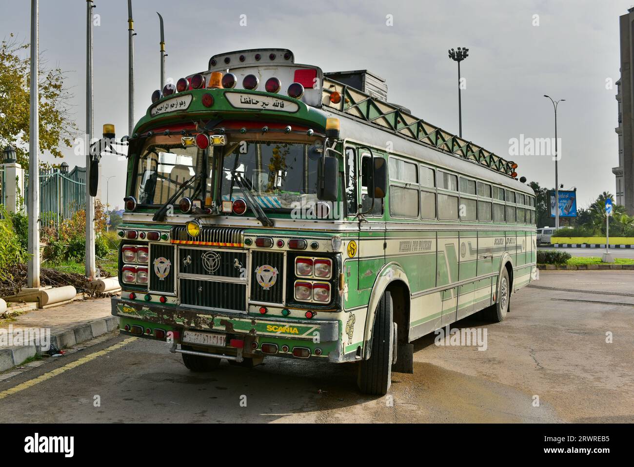 Green Scania bus scolaire attendant un groupe d’étudiants avec qui nous avons partagé le Panorama de la guerre d’octobre pour une matinée, Damas, Syrie Banque D'Images