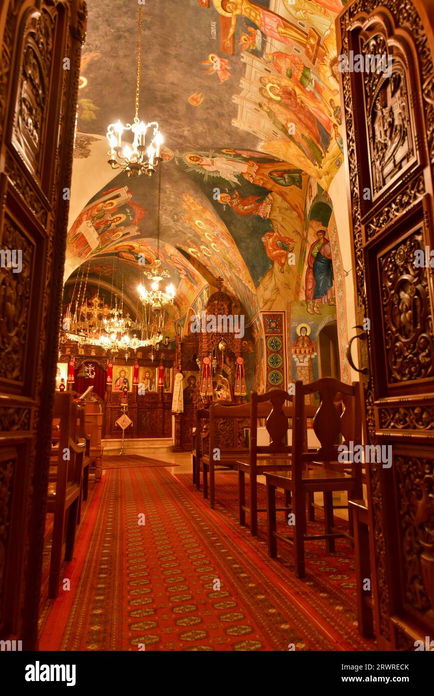 Intérieur de la chapelle dans le monastère de Hamatoura, un monastère orthodoxe grec perché sur la falaise dans le gouvernorat du Nord du Liban Banque D'Images
