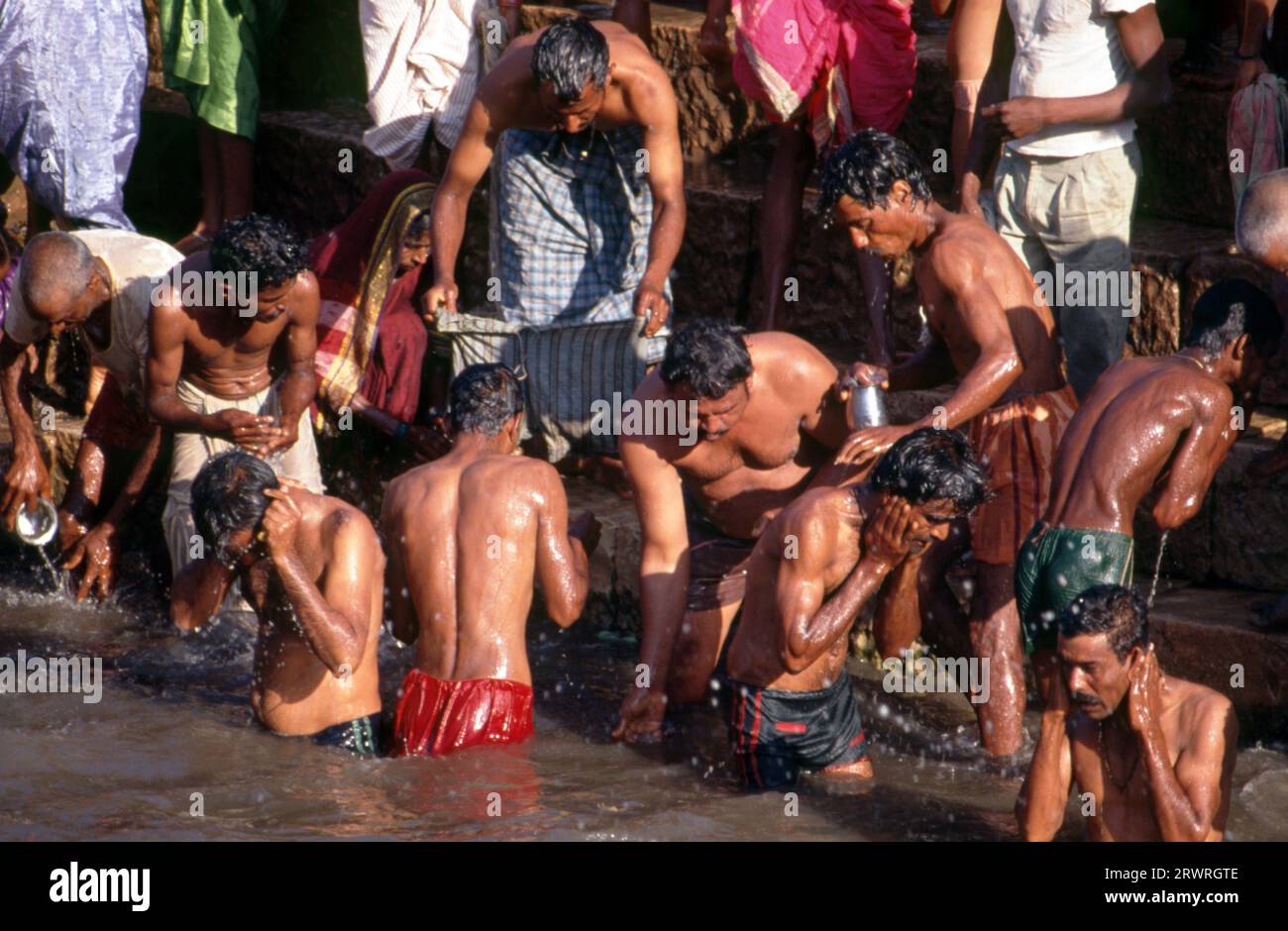 Inde : les pèlerins se baignent dans le réservoir sacré Jogula Bhavi, Saundatti, Karnataka, pendant la foire Shri Yellamma Devi (1994). Chaque année dans le mois hindou de Magh (janvier - février) plus d'un demi-million de personnes se rassemblent autour du minuscule temple de la déesse Yellamma à Saundatti. Yellamma est la patronne des devadasi ou des femmes dédiées au service d'une divinité ou d'un temple. Banque D'Images
