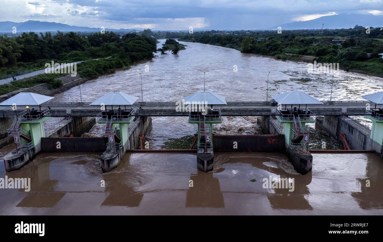 La vue aérienne de l'eau libérée par le canal de drainage du barrage en béton est un moyen de débordement de l'eau en saison des pluies. Vue de dessus du front de trouble Banque D'Images