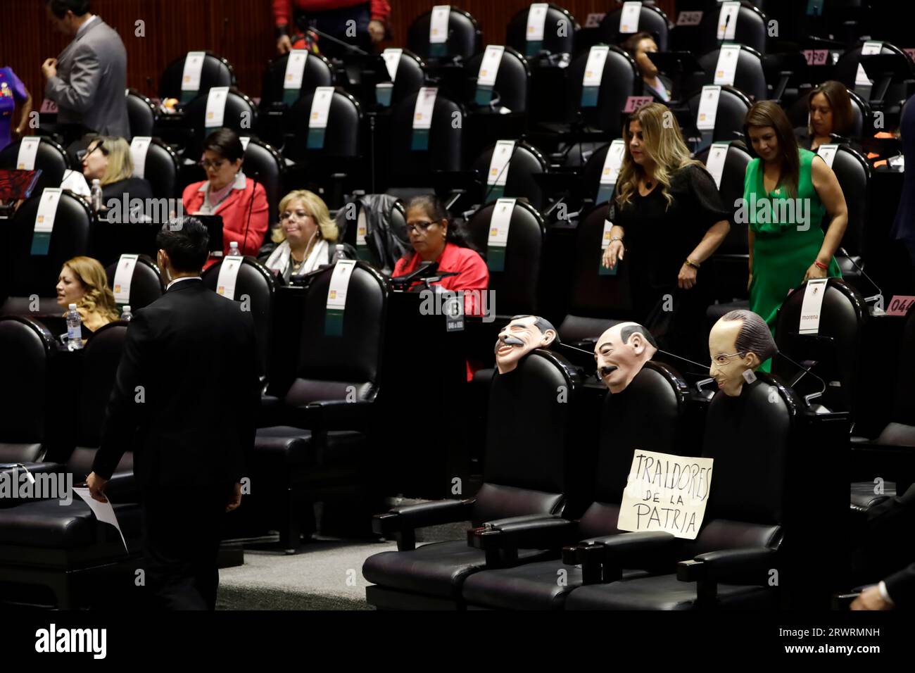 Mexico, Mexique. 20 septembre 2023. Les masques avec les visages des anciens présidents du Mexique : Vicente Fox Quesada, Carlos Salinas de Gortari et Felipe Calderon Hinojosa placés sur les sièges dans la session de la Chambre des députés dans la ville de Mexico. Le 20 septembre 2023 à Mexico, Mexique (crédit image : © Luis Barron/eyepix via ZUMA Press Wire) USAGE ÉDITORIAL SEULEMENT! Non destiné à UN USAGE commercial ! Banque D'Images