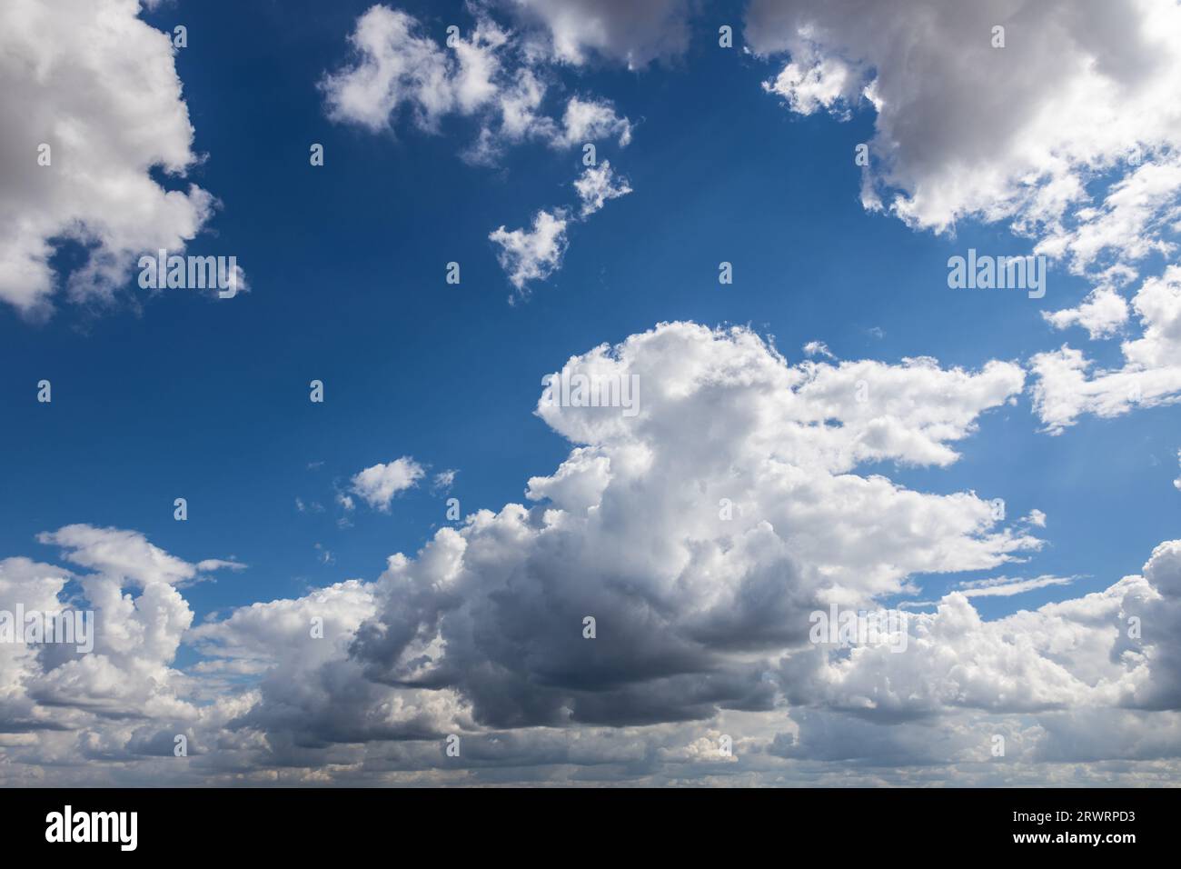 Ciel étonnant, fond pour une utilisation créative graphique, outil pour les graphistes, ciel bleu et nuageux, comté de podkarpackie, Pologne Banque D'Images